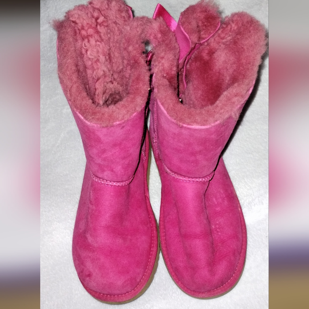 Bailey Bow Ugg Boots sz 5 (fits a woman sz 7-7.5) clean good condition.